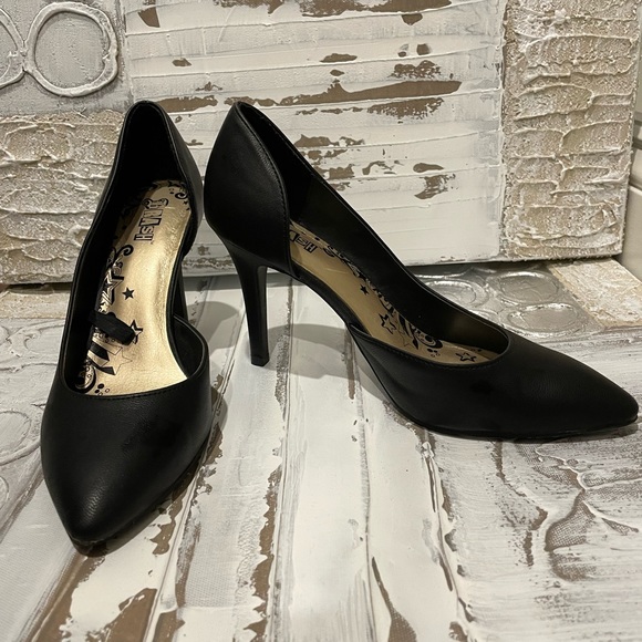 Black heels - Picture 3 of 4